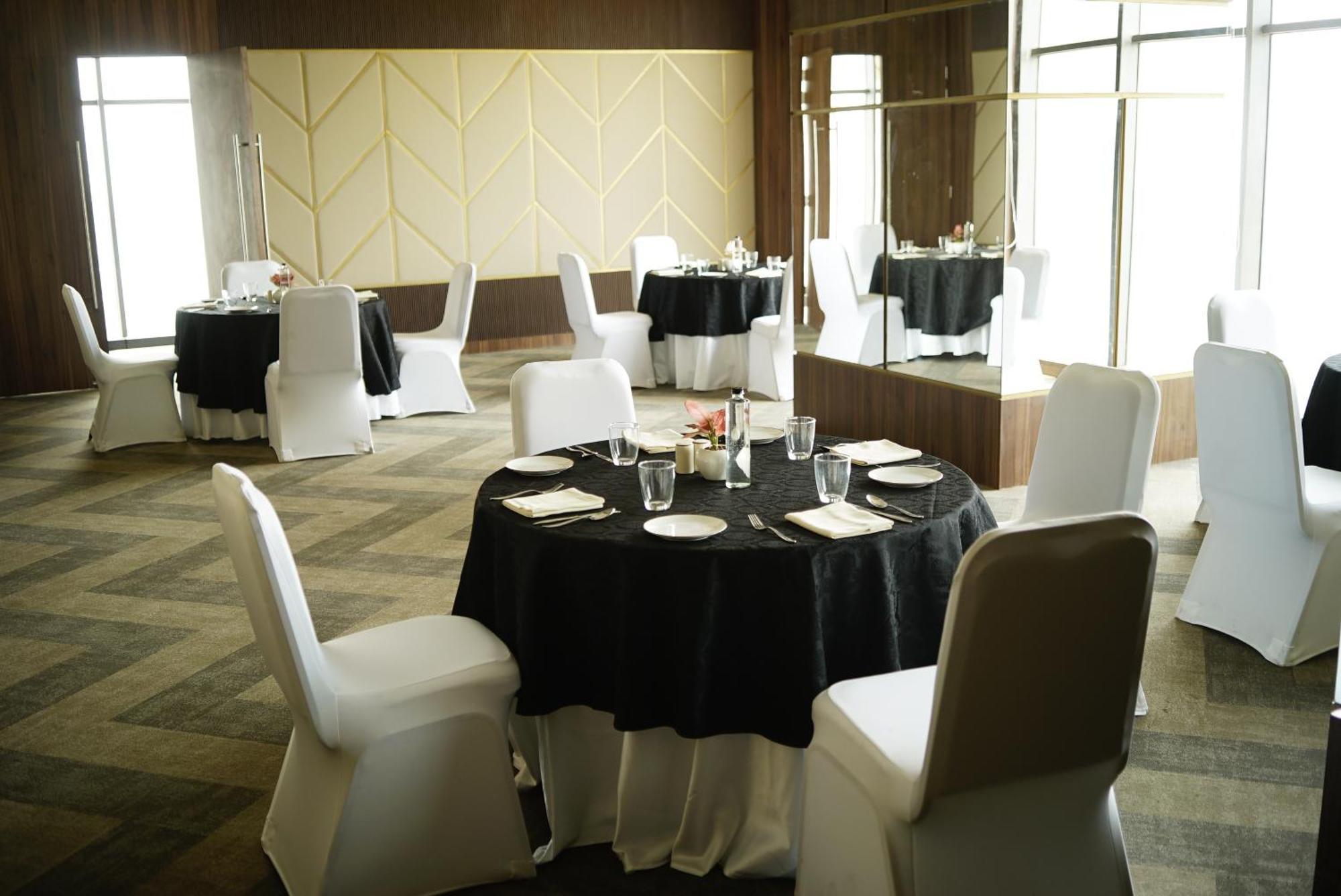 Rhythm Gurugram Hotel & Suites, Sohna Road Gurgaon Exterior foto