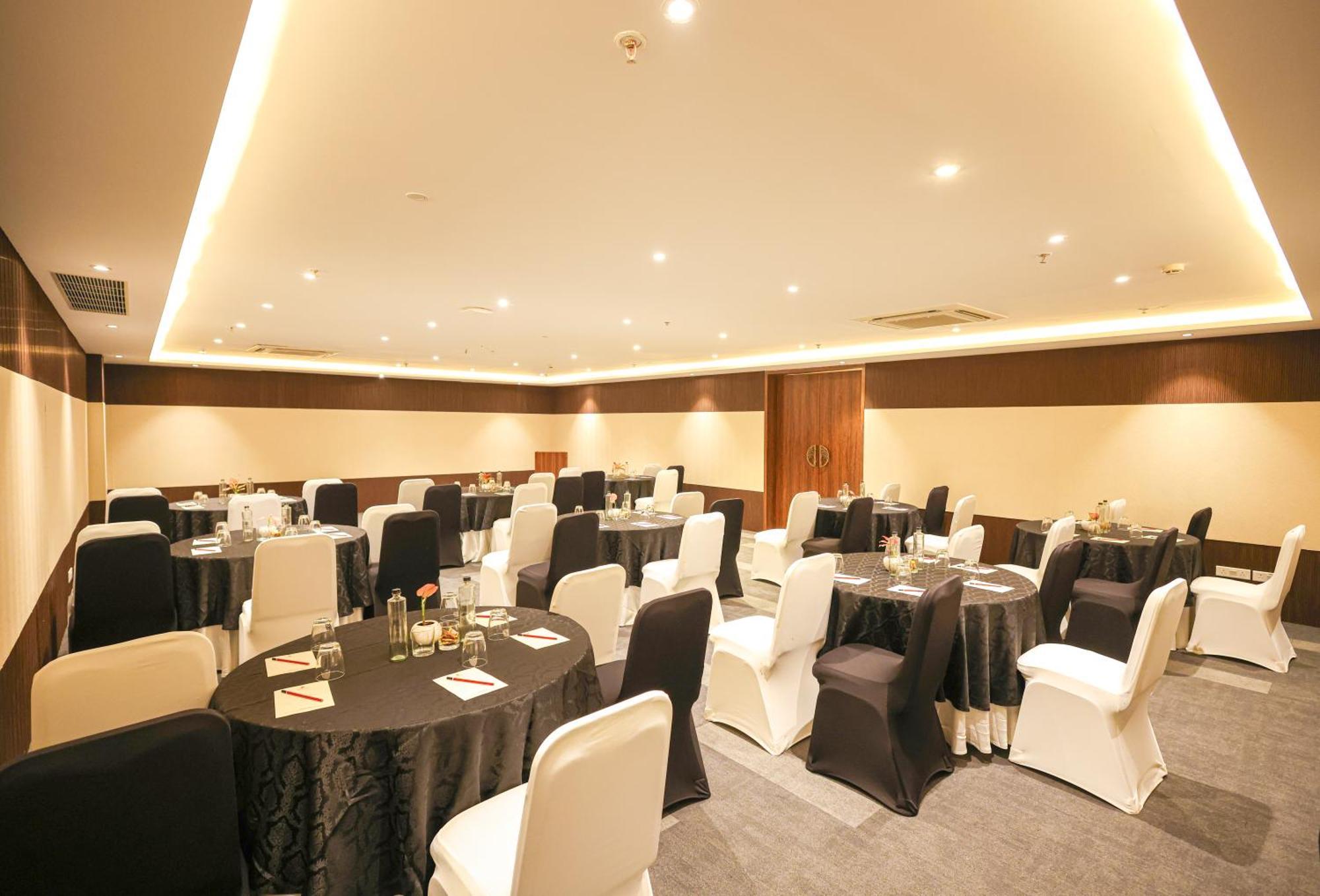 Rhythm Gurugram Hotel & Suites, Sohna Road Gurgaon Exterior foto