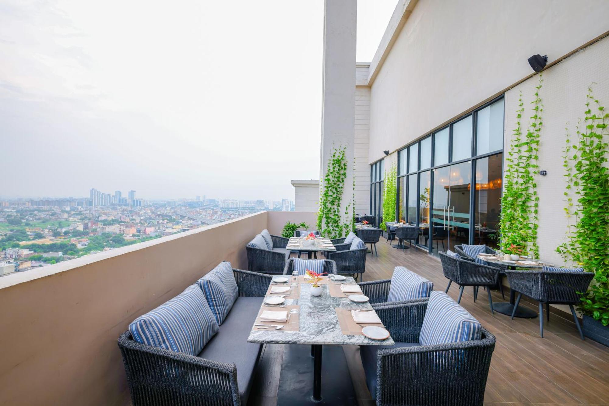 Rhythm Gurugram Hotel & Suites, Sohna Road Gurgaon Exterior foto